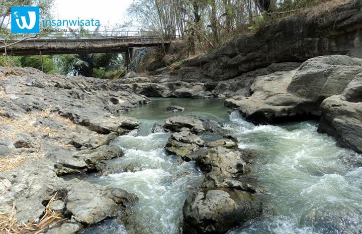 Bantalan Lava di Bawah Jembatan Tua