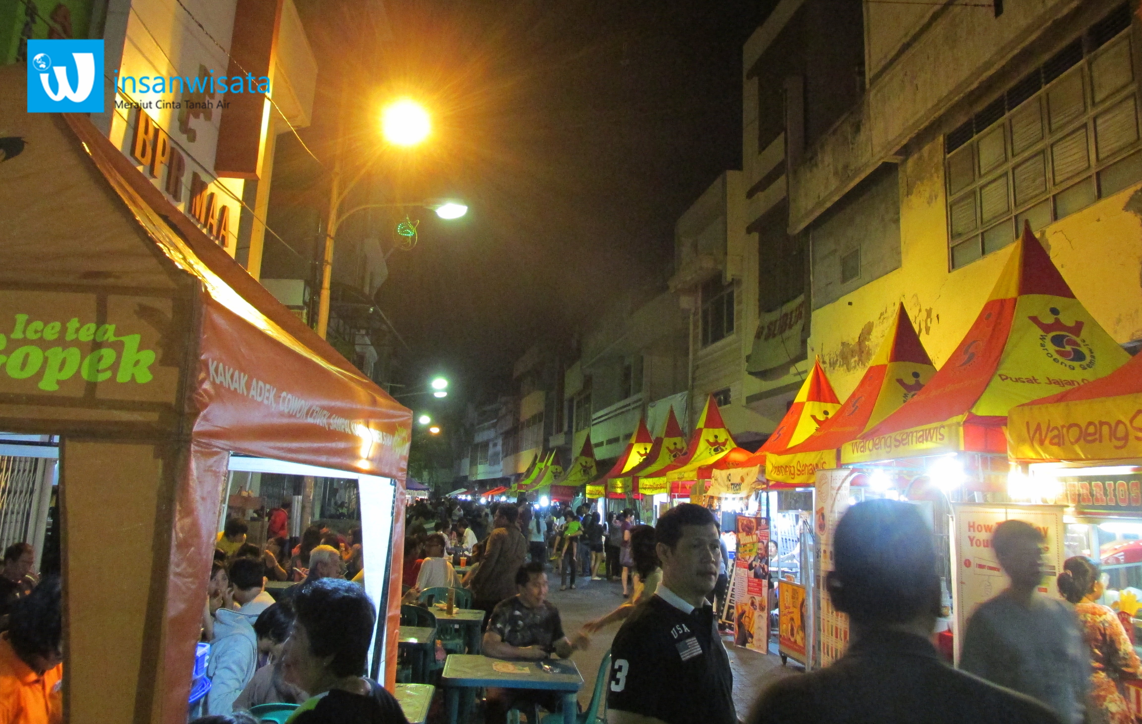 Hiruk-pikuk Malam Minggu di Waroeng Semawis