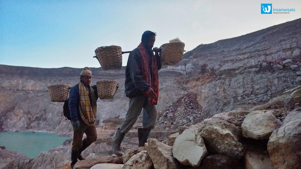 penambang belerang kawah ijen