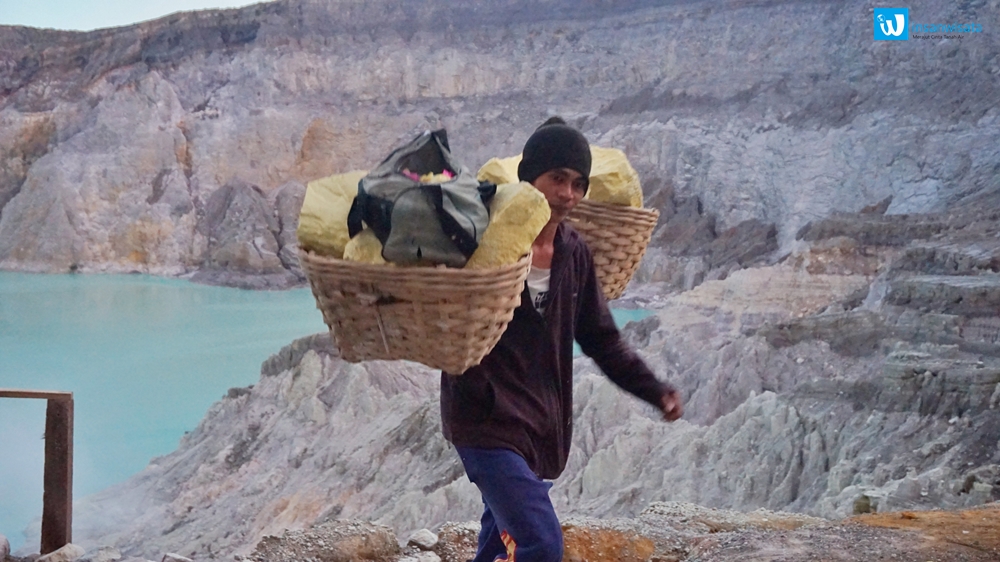 penambang belerang kawah ijen
