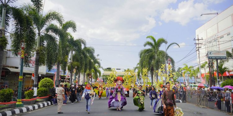 Menyaksikan kemeriahan Klaten Lurik Carnival
